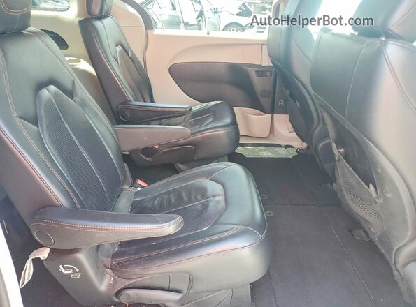 2C4RC1BG5JR237508 2018 CHRYSLER PACIFICA Red Widok tylnych siedzeń