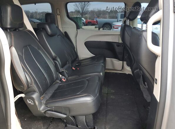 2C4RC1BG8HR511889 2017 CHRYSLER PACIFICA Silver Widok wnętrza z tyłu