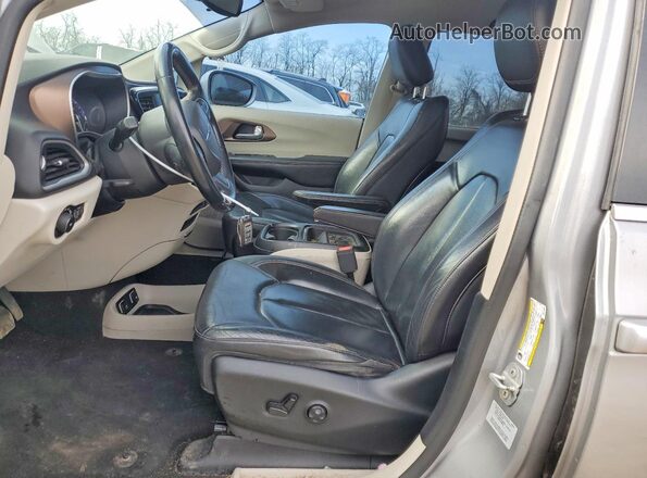 2C4RC1BG8HR511889 2017 CHRYSLER PACIFICA Silver Widok wnętrza z przodu