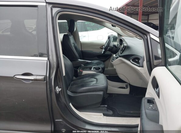 2C4RC1BG9HR810470 2017 CHRYSLER PACIFICA Серый Вид салона спереди