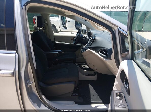 2C4RC1CG2LR249293 2020 CHRYSLER VOYAGER Серебряный Вид салона спереди