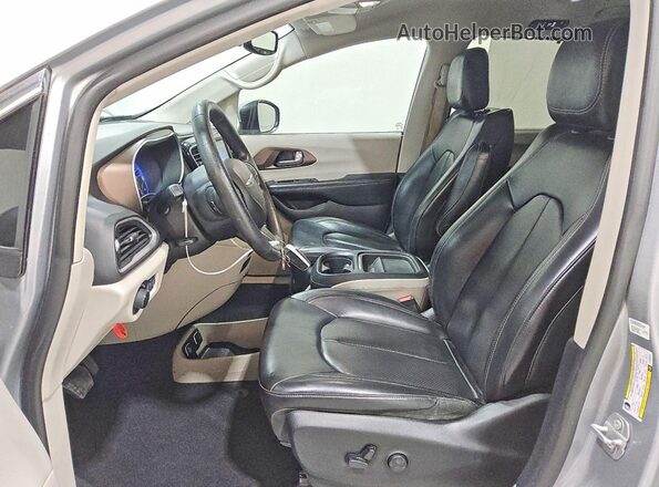 2C4RC1DG8LR260846 2020 CHRYSLER VOYAGER Silver Вид салону спереду