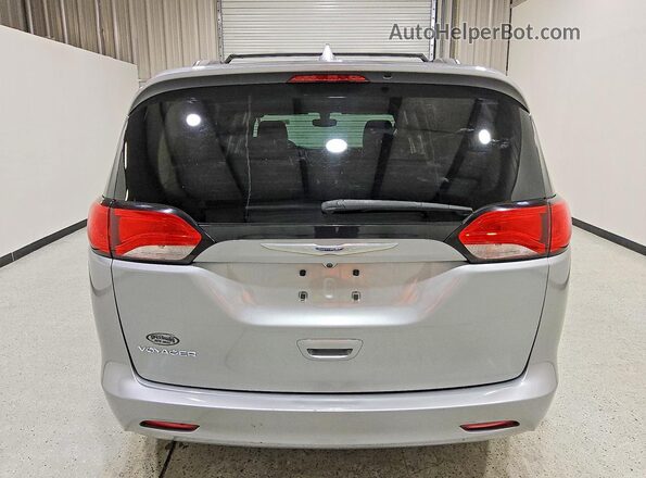 2C4RC1DG8LR260846 2020 CHRYSLER VOYAGER Silver Вид ззаду