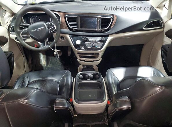 2C4RC1DG8LR265318 2020 CHRYSLER VOYAGER Серебряный Вид панели приборов