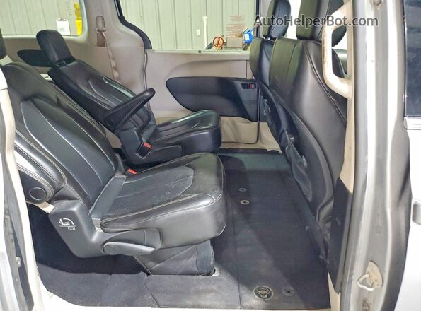 2C4RC1DG8LR265318 2020 CHRYSLER VOYAGER Серебряный Вид задней части салона