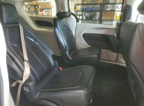 2C4RC1DGXLR156665 2020 CHRYSLER VOYAGER White Widok wnętrza z tyłu