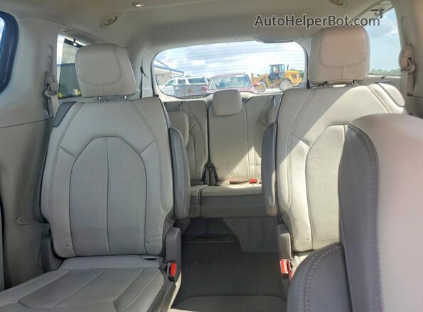 2C4RC1EG0HR669963 2017 CHRYSLER PACIFICA Red Widok tylnych siedzeń