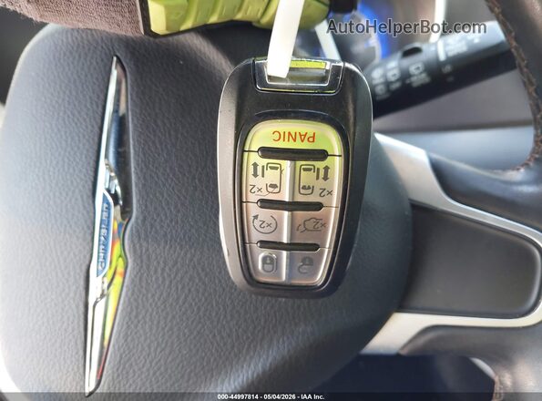 2C4RC1EG2HR554975 2017 CHRYSLER PACIFICA Золотой Вид панели приборов