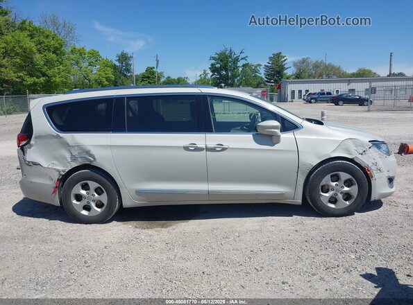 2C4RC1EG2HR839482 2017 CHRYSLER PACIFICA Белый Вид задней части салона