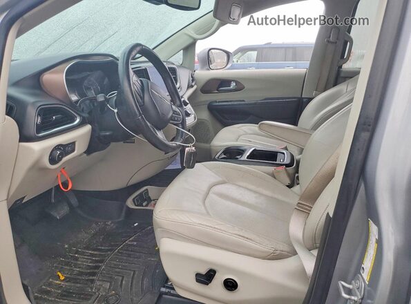 2C4RC1EG2HR846805 2017 CHRYSLER PACIFICA Серебряный Вид салона спереди
