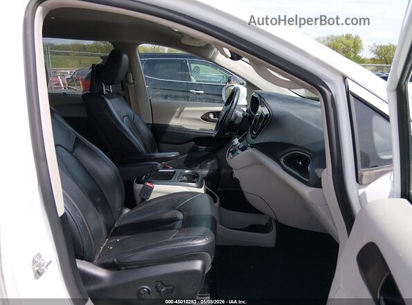 2C4RC1EG2JR139113 2018 CHRYSLER PACIFICA Белый Вид салона спереди