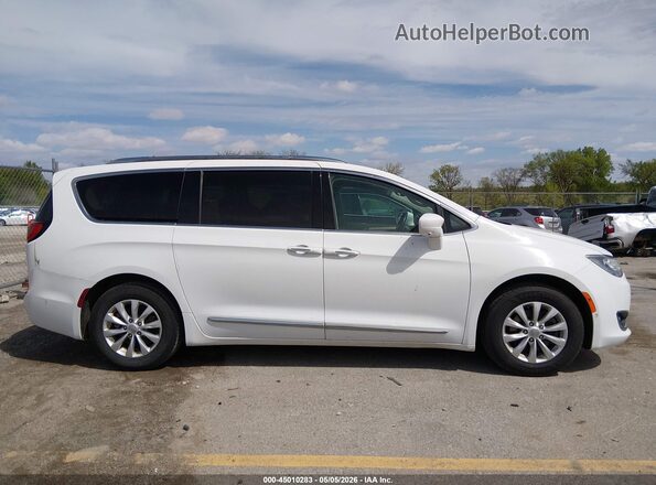 2C4RC1EG2JR139113 2018 CHRYSLER PACIFICA Белый Вид задней части салона