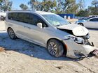 2019 Chrysler Pacifica Touring L Plus White vin: 2C4RC1EG3KR615774