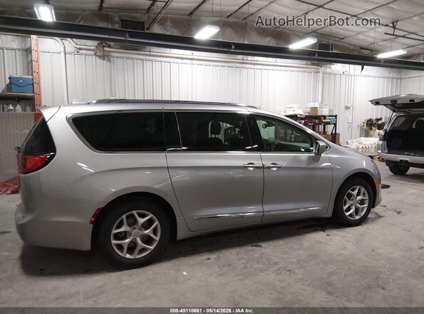 2C4RC1EG5JR318326 2018 CHRYSLER PACIFICA Silver Vista interior trasera
