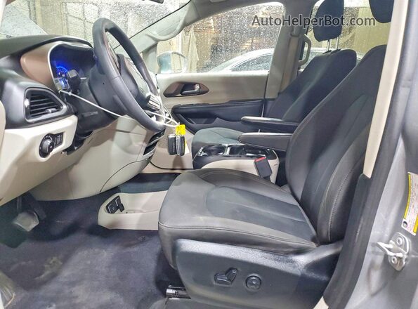 2C4RC1FG1JR354089 2018 CHRYSLER PACIFICA Серебряный Вид салона спереди