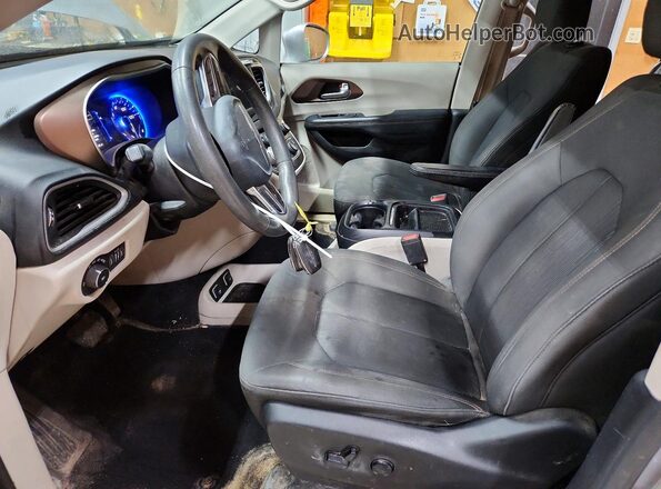2C4RC1FG2JR125906 2018 CHRYSLER PACIFICA Silver Widok wnętrza z przodu