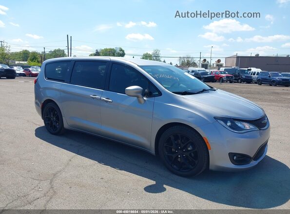 2C4RC1FG7JR357806 2018 CHRYSLER PACIFICA Серебряный Вид спереди