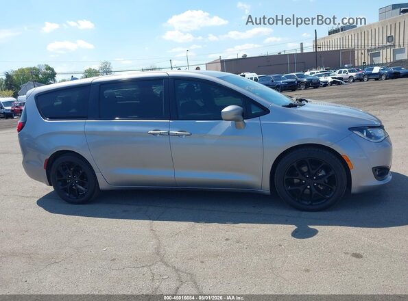2C4RC1FG7JR357806 2018 CHRYSLER PACIFICA Серебряный Вид задней части салона
