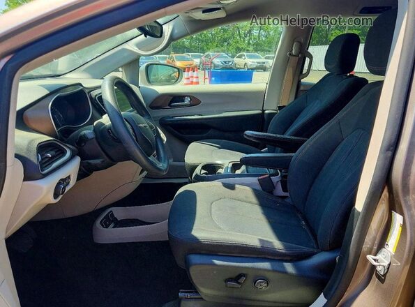 2C4RC1FG9JR131458 2018 CHRYSLER PACIFICA Бежевый Вид салона спереди