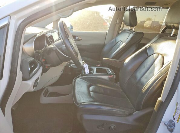 2C4RC1GG0JR251762 2018 CHRYSLER PACIFICA Белый Вид салона спереди