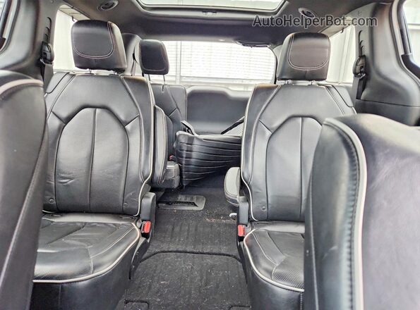 2C4RC1GG8JR261911 2018 CHRYSLER PACIFICA White Widok tylnych siedzeń