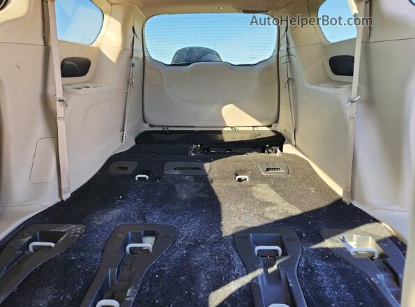 2C4RC1H77JR194894 2018 CHRYSLER PACIFICA Белый Вид задних сидений