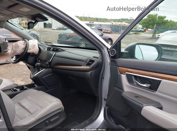 2HKRW2H95HH615646 2017 HONDA CR-V Серебряный Вид салона спереди