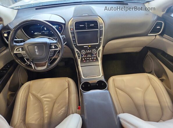 2LMPJ8K92KBL14689 2019 LINCOLN NAUTILUS Белый Вид панели приборов