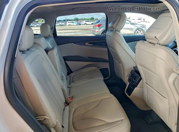 2LMPJ8K9XLBL28809 2020 LINCOLN NAUTILUS White Widok wnętrza z tyłu