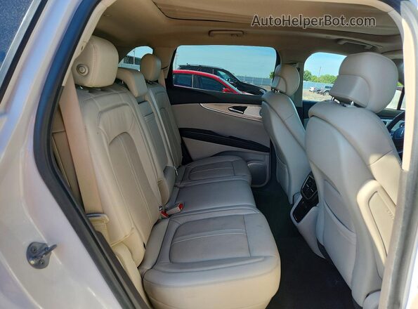 2LMPJ8L93KBL41947 2019 LINCOLN NAUTILUS White უკანა სალონის ხედი