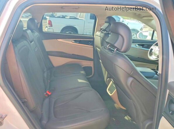 2LMPJ8L97KBL45807 2019 LINCOLN NAUTILUS White Vista interior trasera