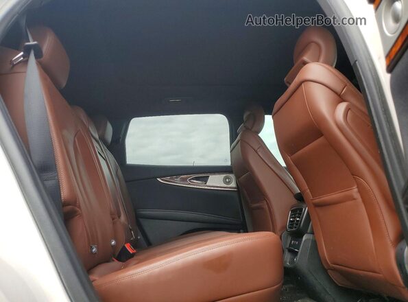 2LMPJ8LPXKBL66388 2019 LINCOLN NAUTILUS White Widok wnętrza z tyłu