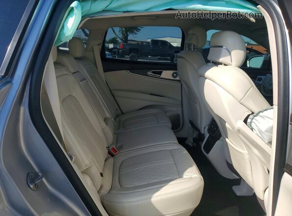 2LMPJ9JP8LBL04661 2020 LINCOLN NAUTILUS Серебряный Вид задней части салона