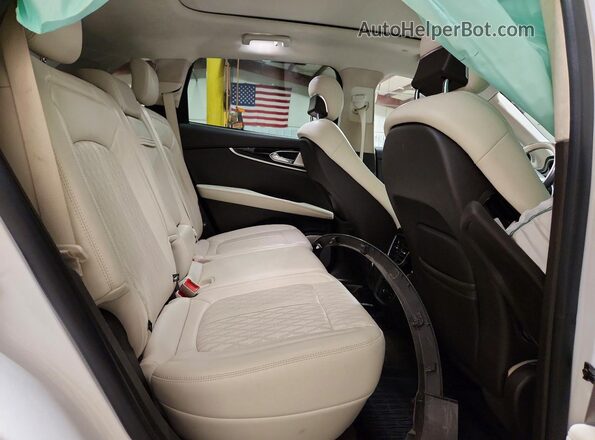 2LMPJ9JPXMBL05862 2021 LINCOLN NAUTILUS White Widok wnętrza z tyłu
