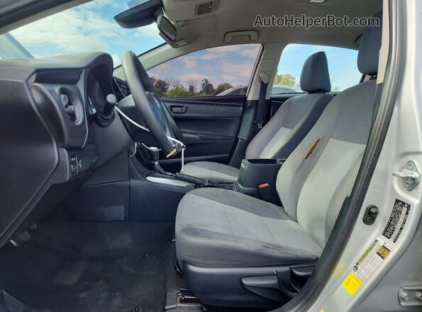 2T1BURHE0HC774980 2017 TOYOTA COROLLA Серебряный Вид салона спереди