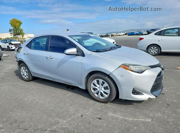 2T1BURHE0HC774980 2017 TOYOTA COROLLA Серебряный Передняя правая четверть