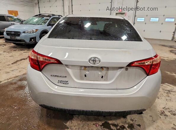 2T1BURHE2JC116759 2018 TOYOTA COROLLA Серебряный Вид сзади