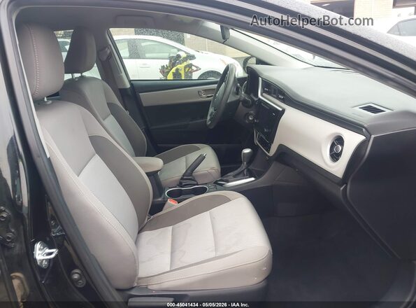 2T1BURHE4HC820570 2017 TOYOTA LL Черный Вид салона спереди