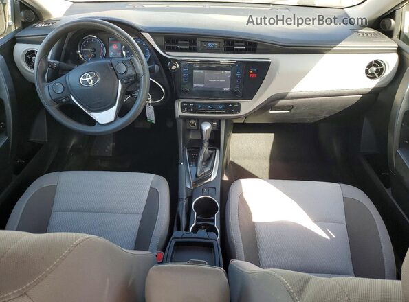 2T1BURHE5KC140409 2019 TOYOTA COROLLA Серебряный Вид панели приборов