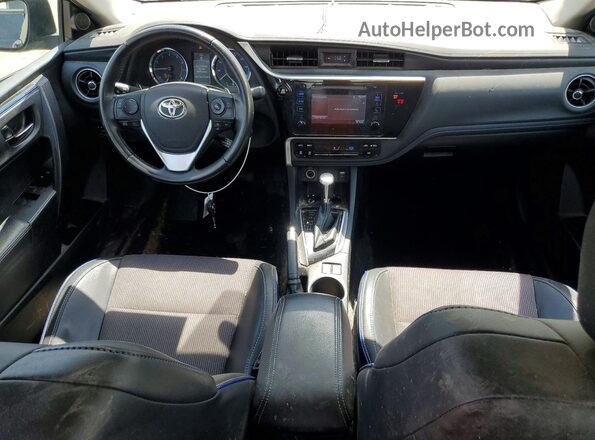 2T1BURHE8JC057104 2018 TOYOTA COROLLA Синий Вид панели приборов