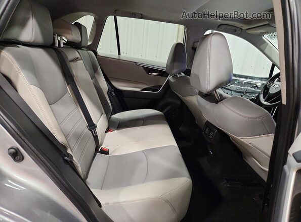 2T3A1RFV4RC450902 2024 TOYOTA RAV4 Silver Вид задньої частини салону