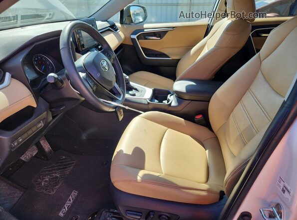 2T3B6RFV3MW021831 2021 TOYOTA RAV4 Белый Вид салона спереди