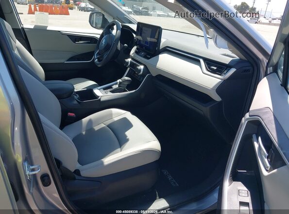 2T3C1RFV4PC221609 2023 TOYOTA LE Silver Widok wnętrza z przodu