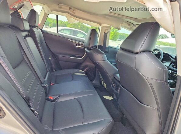 2T3D6RFV1SW084495 2025 TOYOTA RAV4 Silver Widok tylnych siedzeń