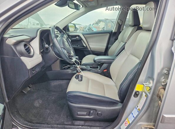 2T3DFREV5JW702899 2018 TOYOTA RAV4 Серебряный Вид салона спереди