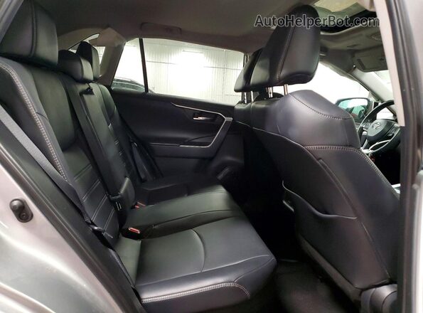 2T3DWRFV7KW018226 2019 TOYOTA RAV4 Серебряный Вид задней части салона