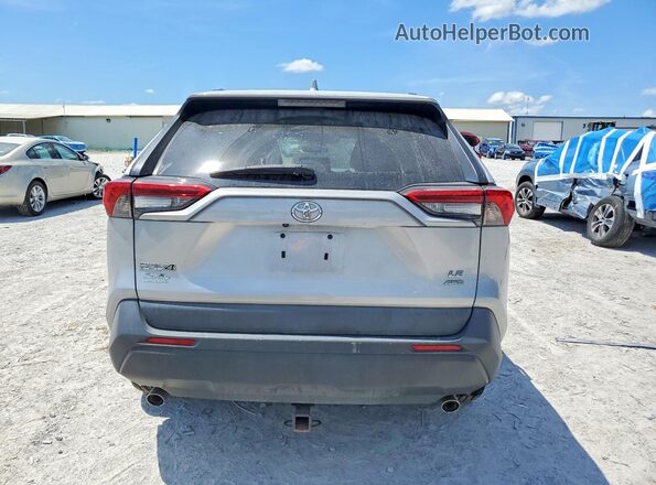 2T3F1RFVXKW028384 2019 TOYOTA RAV4 Серебряный Вид сзади