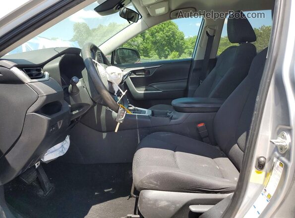 2T3F1RFVXKW028384 2019 TOYOTA RAV4 Серебряный Вид салона спереди