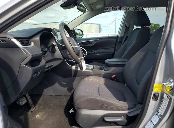 2T3F1RFVXKW064849 2019 TOYOTA RAV4 Серебряный Вид салона спереди