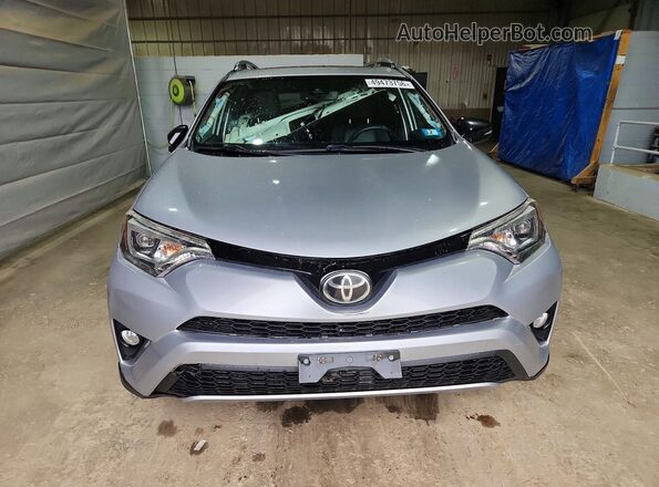2T3JFREV9HW681956 2017 TOYOTA RAV4 Серебряный Вид спереди